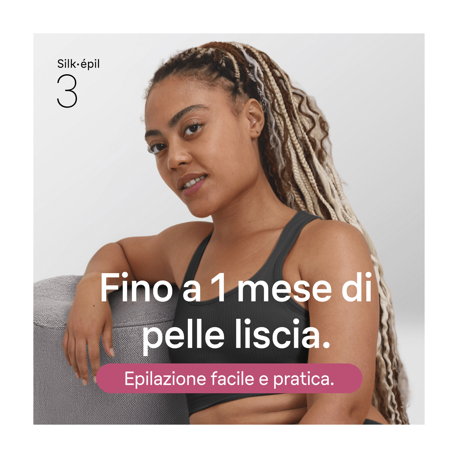 Una giovane donna con lunghi capelli trecciati si appoggia a uno sgabello grigio, promuovendo un prodotto.