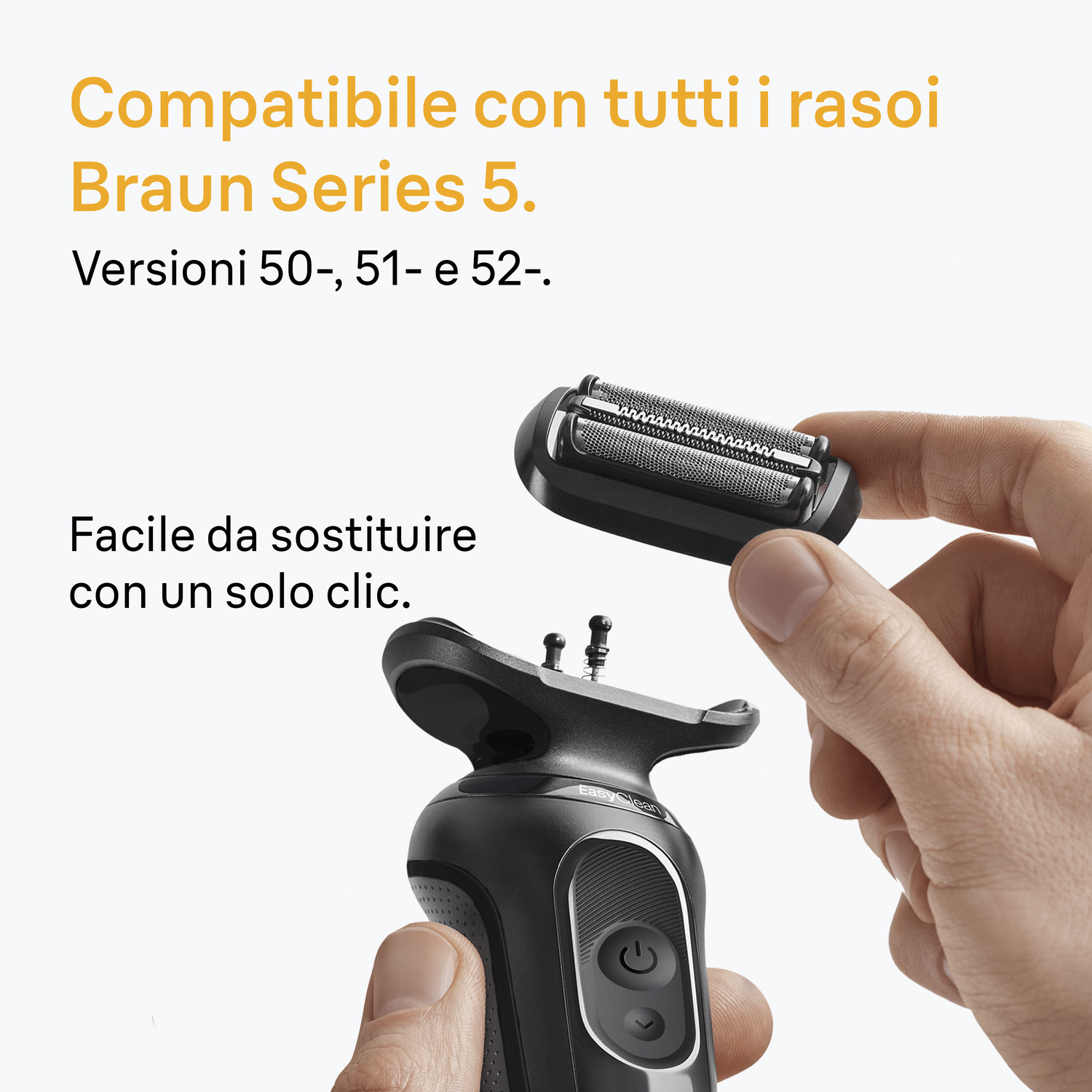 Mano tiene una testina sopra un rasoio nero Braun Series 5 su sfondo bianco.