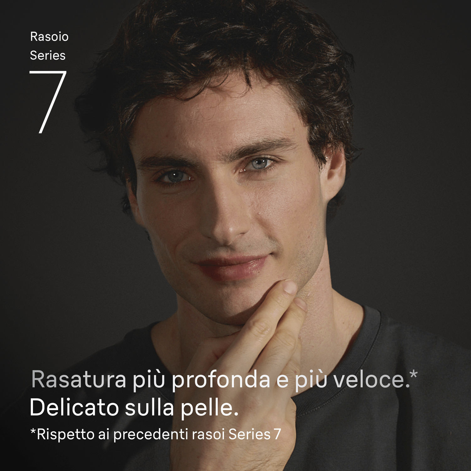 Un uomo sbarbato con i capelli scuri si tocca il mento, con testo sovrapposto.