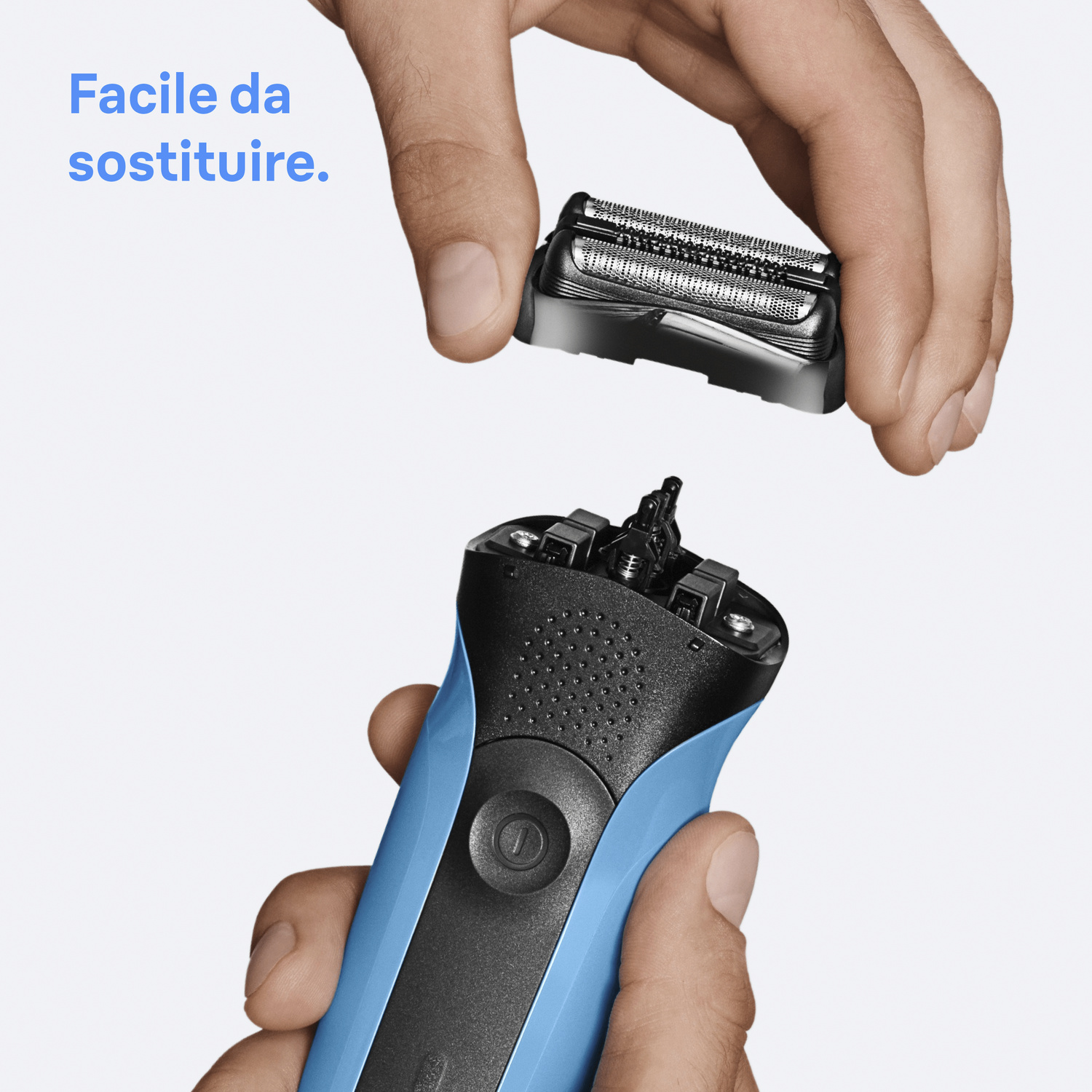 Mani che sostituiscono la testina di un rasoio elettrico blu.