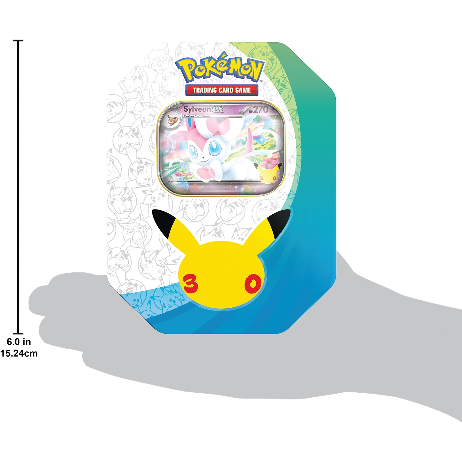 Zeshoekig Pokemon ruilkaartspel blik met Sylveon-illustratie, in een hand.