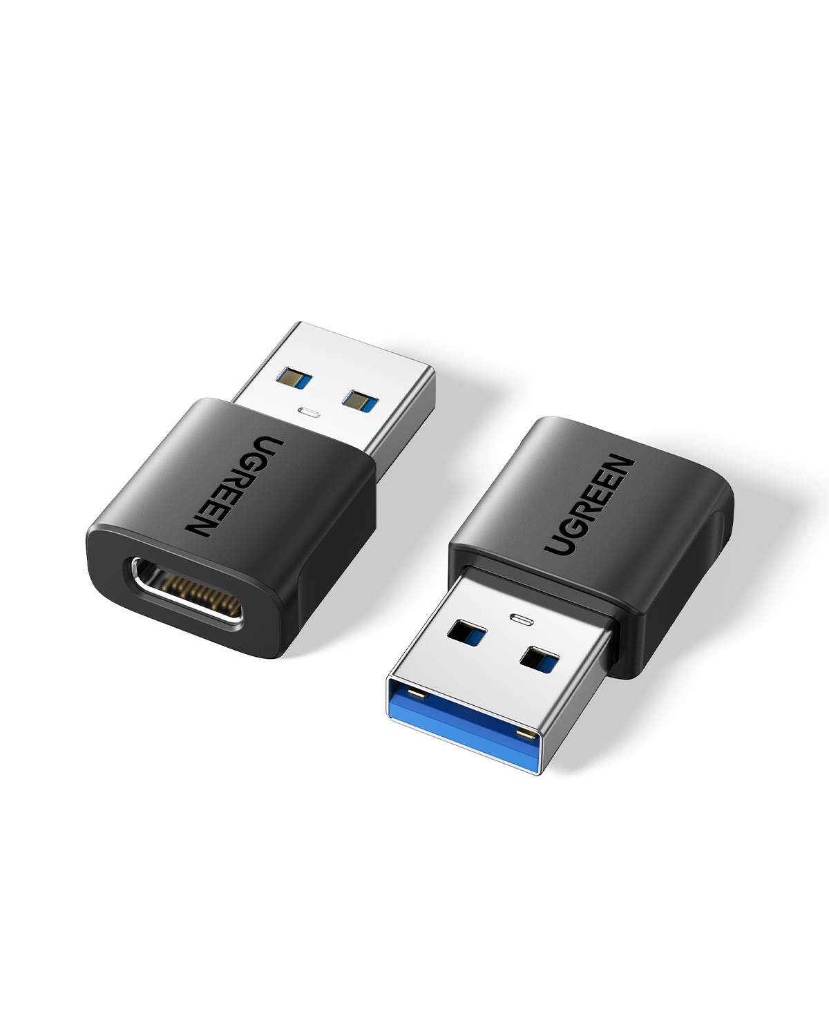 Beyaz arka planda metal konnektörlü iki siyah Ugreen USB adaptörü.