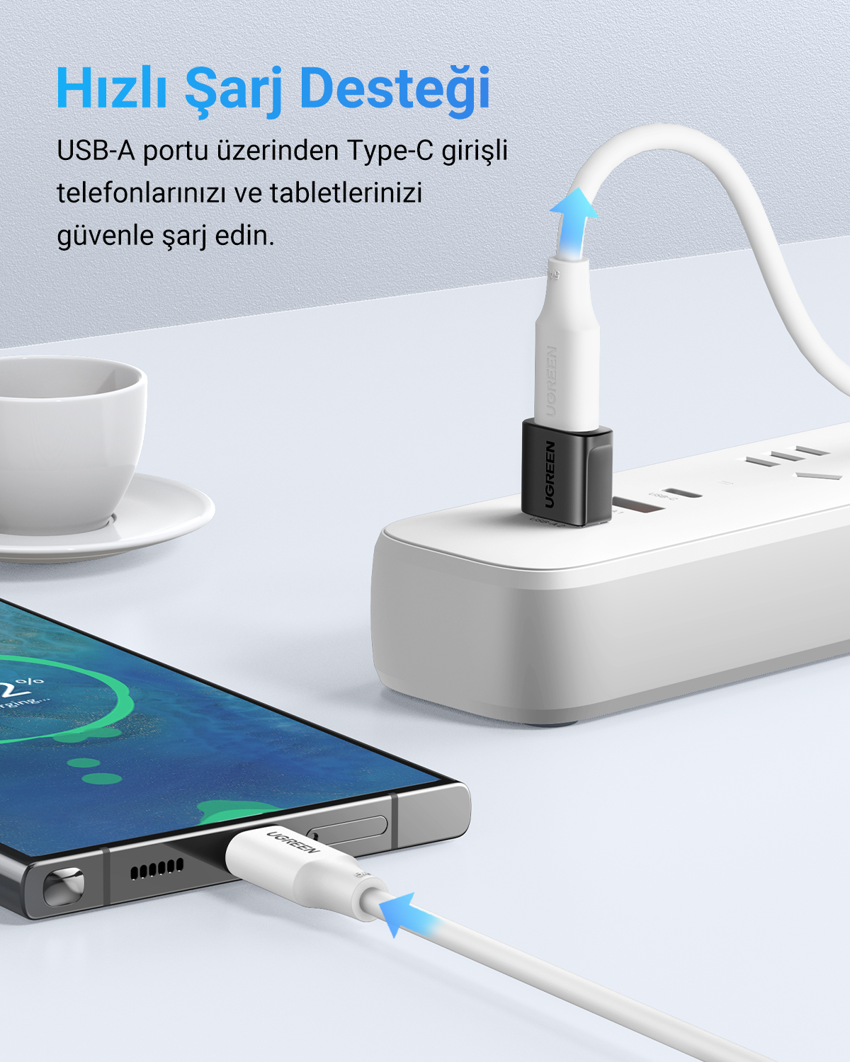 Beyaz bir şarj kablosu, masadaki akıllı telefonu bir uzatma kablosuna bağlıyor.