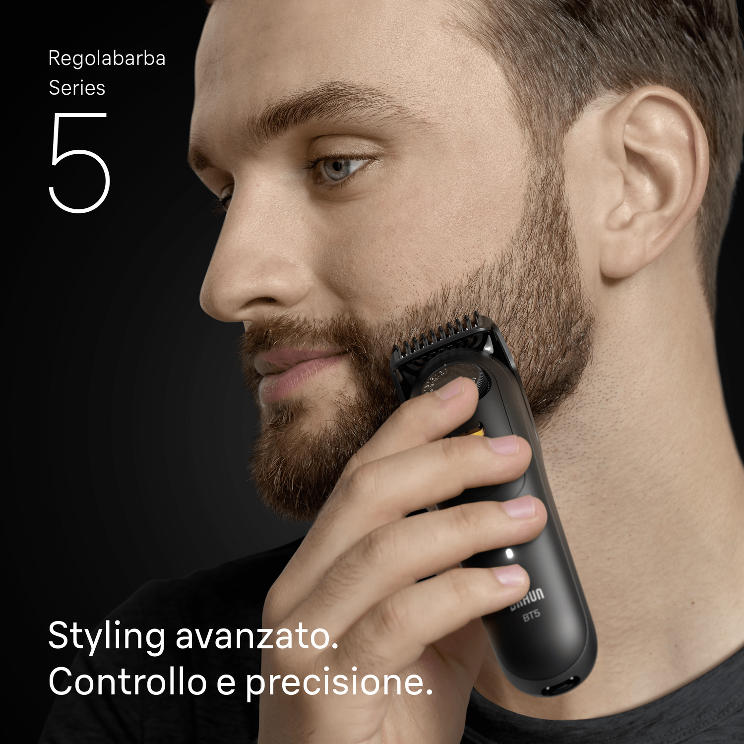 Un uomo che regola la barba con un tagliabarba Braun nero.