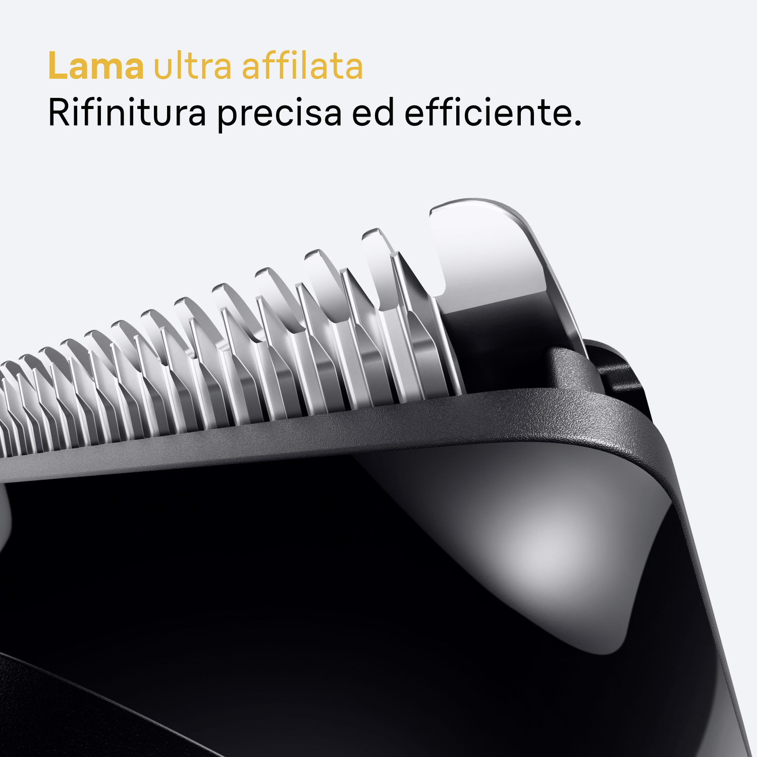 Primo piano delle lame argentate e ultra affilate di un rifinitore su sfondo chiaro.