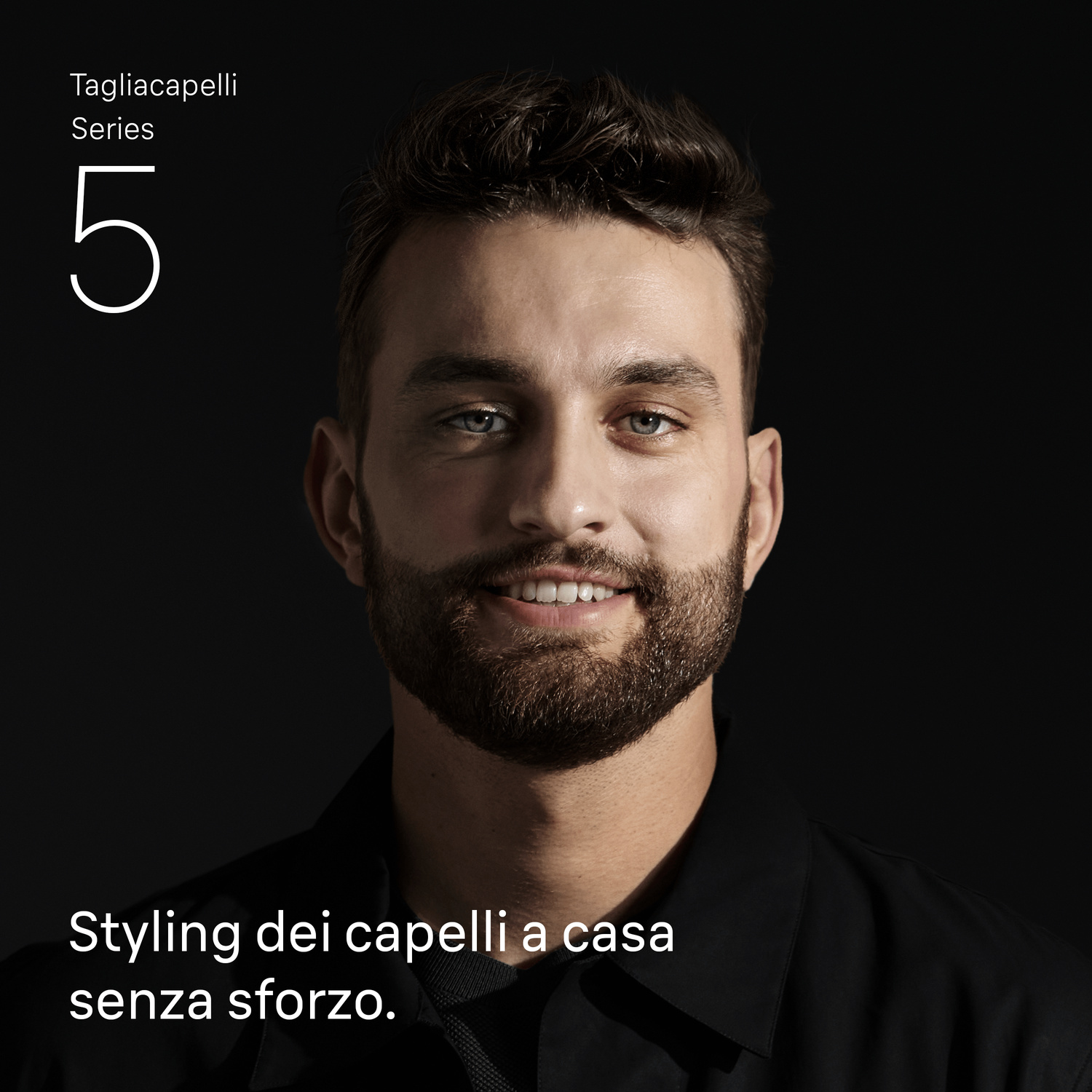 Ritratto di un uomo sorridente con capelli castani corti e barba su sfondo nero con testo.