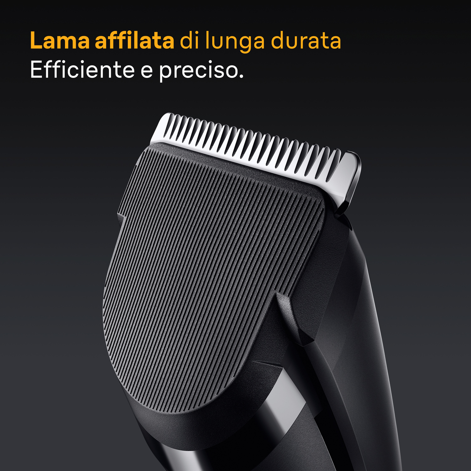 Primo piano di una testina taglia capelli nera con lama in metallo affilata su sfondo scuro.