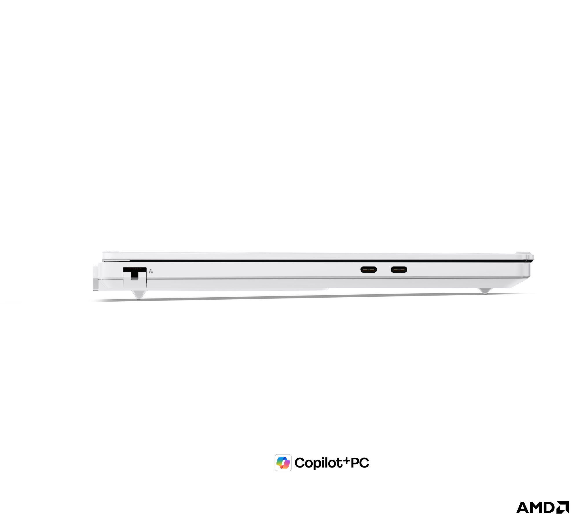 Siyah arka planda Ethernet bağlantı noktası ve iki USB-C bağlantı noktası bulunan beyaz bir dizüstü bilgisayarın yandan görünümü.