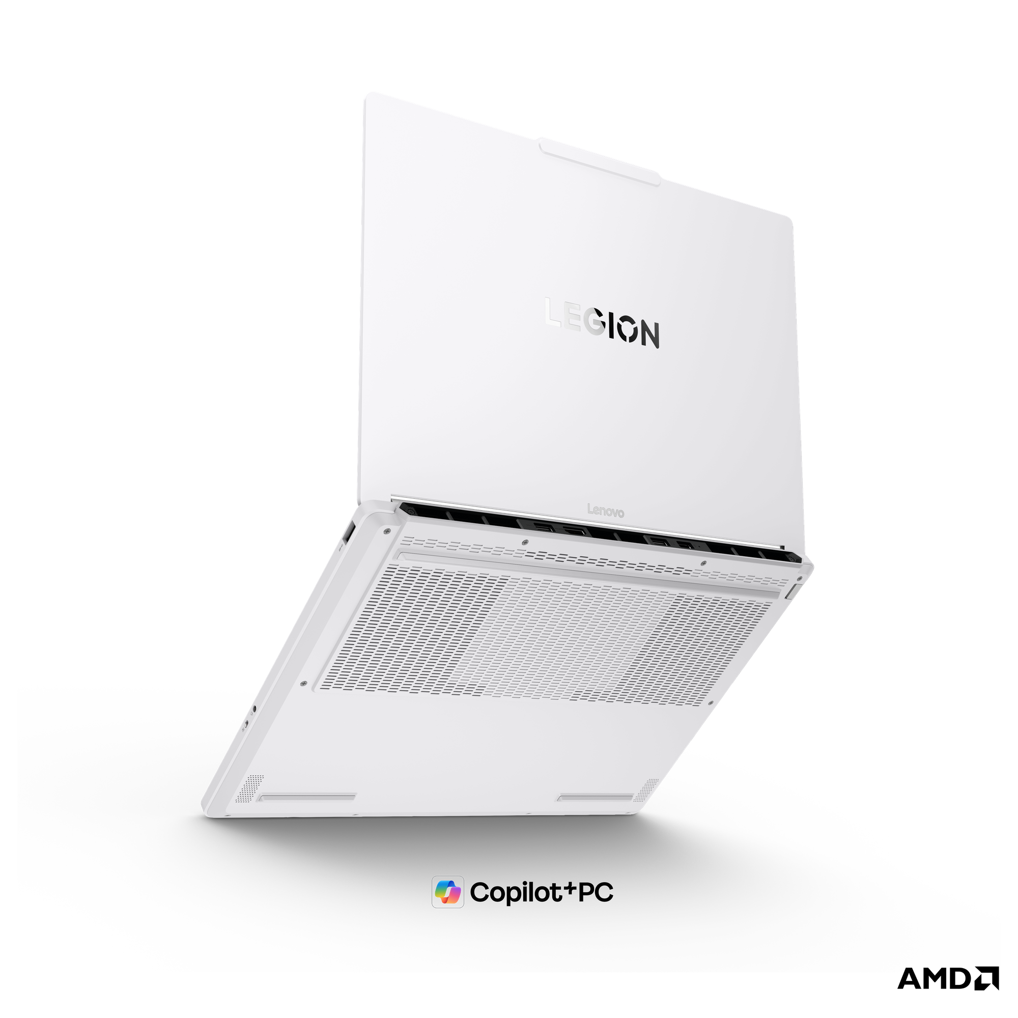 Siyah arka plan üzerinde alttan görünen beyaz bir Lenovo Legion dizüstü bilgisayar.