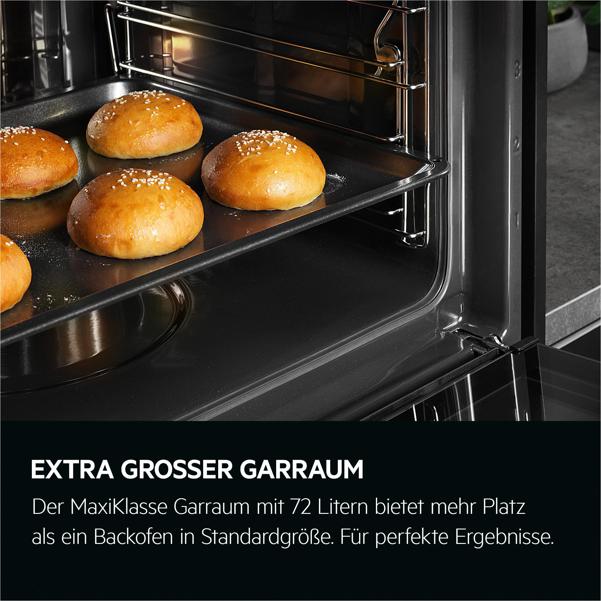 Ein offener Backofen mit einem Backblech voller frisch gebackener Brötchen.