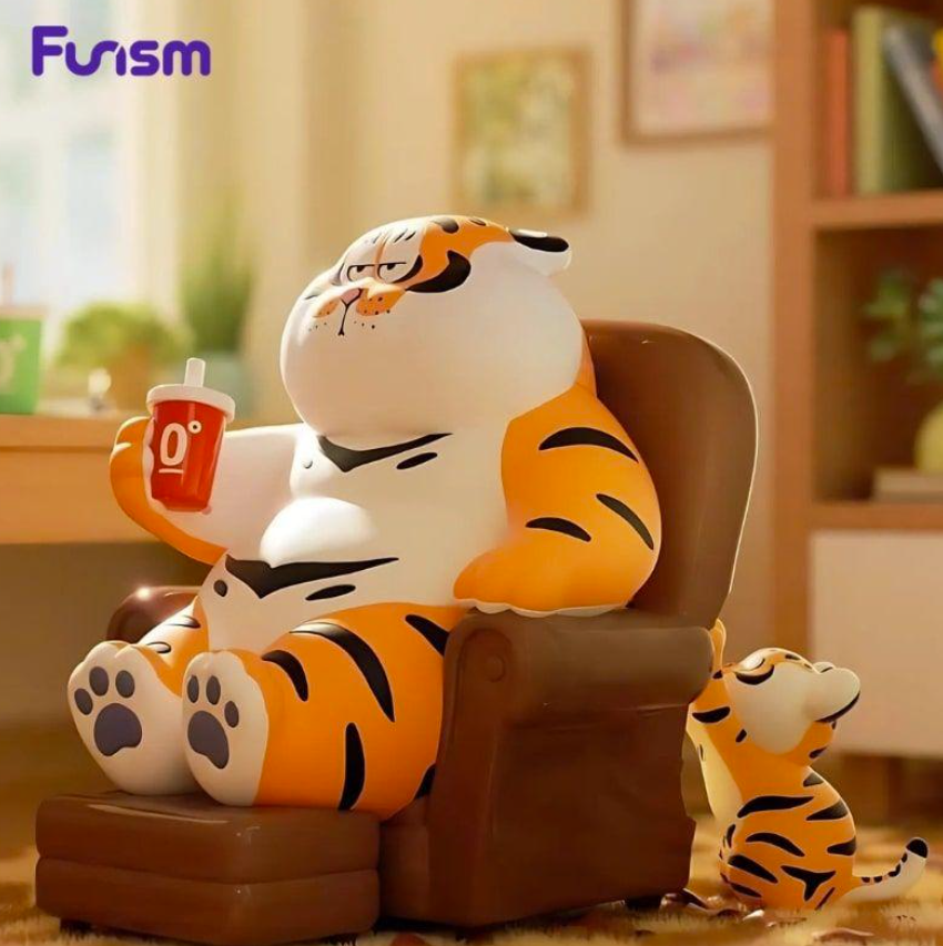 Eine dicke, sitzende Tigerfigur mit einem roten Becher in einem Sessel, während ein kleinerer Tiger daneben steht.