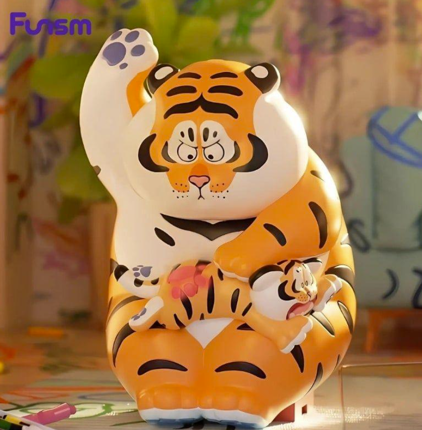 Eine cartoonartige Tigerfigur in Orange und Weiß hält ein kleineres Tigermonster in den Armen.