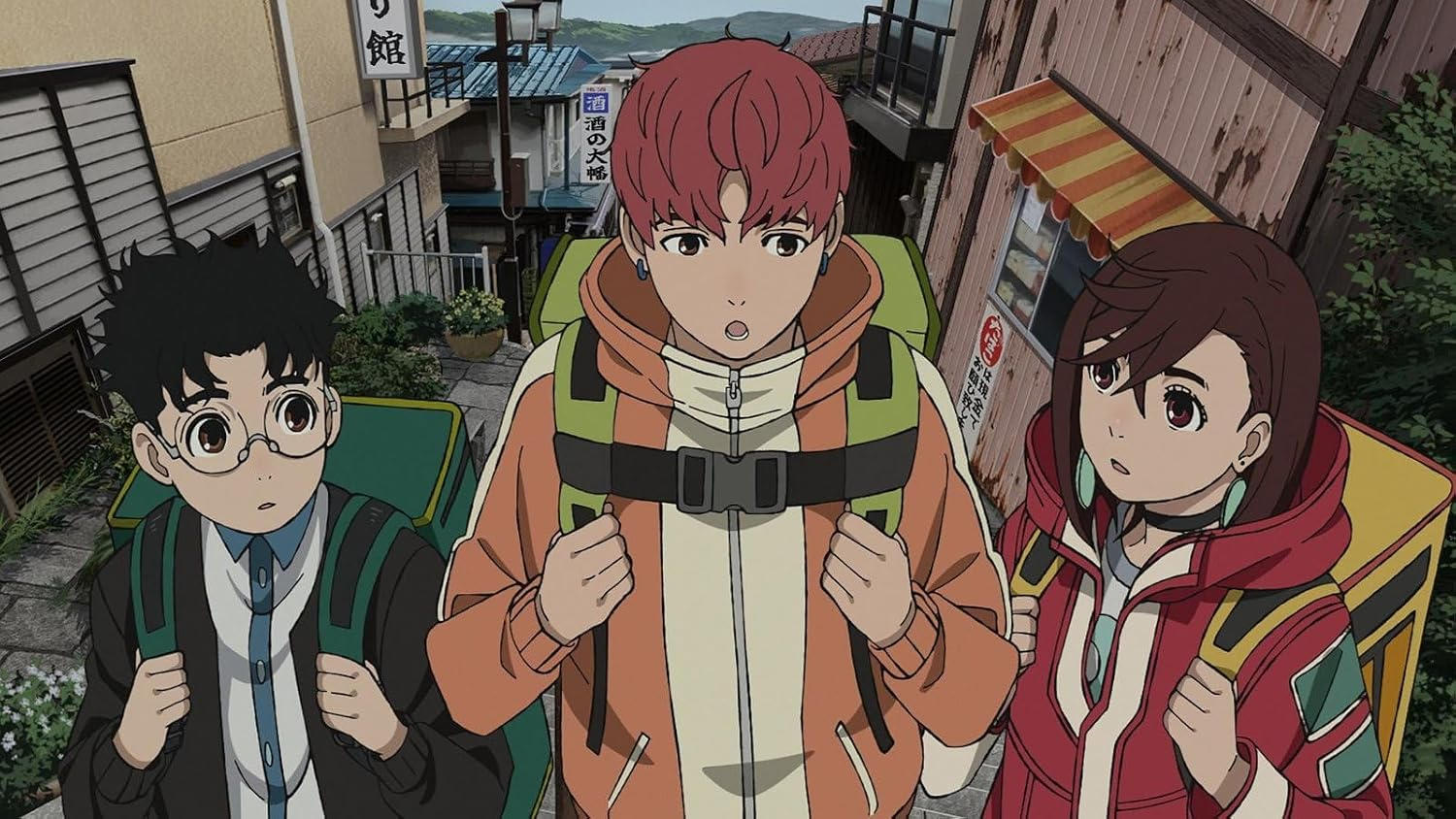 Drei anime Charaktere mit Rucksäcken stehen vor einem traditionellen japanischen Straßenhintergrund.