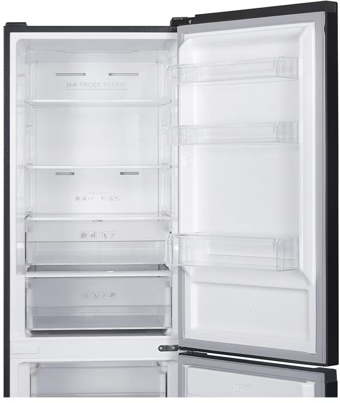 Réfrigérateur blanc ouvert avec étagères en verre, tiroirs et compartiments de porte.