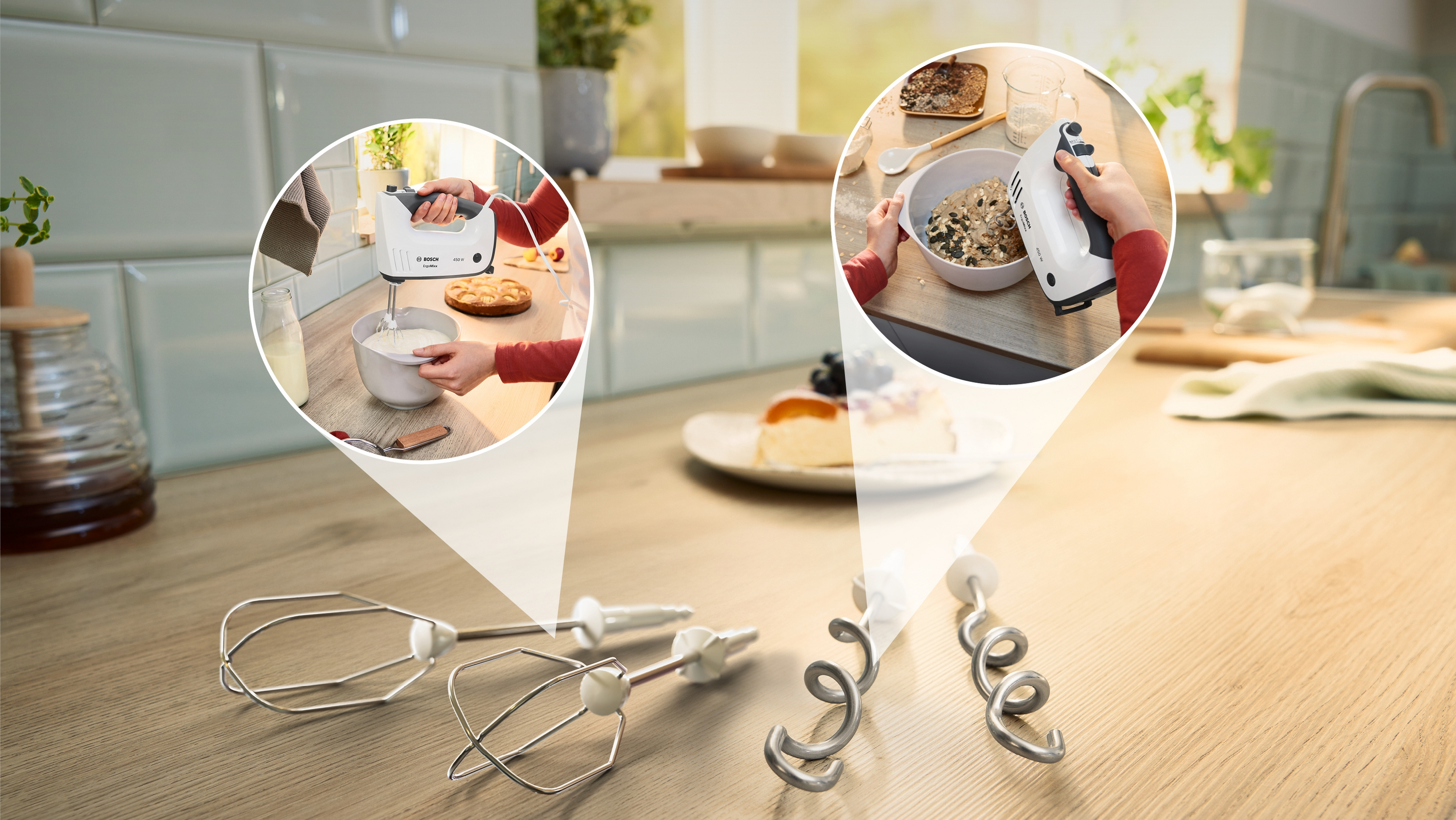 Handmixer und verschiedene Aufsätze auf einer Küchenarbeitsplatte, begleitet von zwei Szenen beim Mischen.