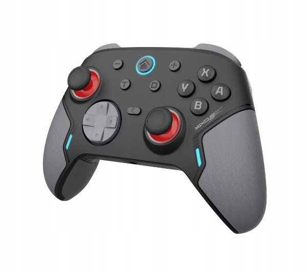 Czarno-szary kontroler do gier z czerwonymi akcentami joysticka, niebieskim podświetleniem i standardowym uk?adem przycisków.