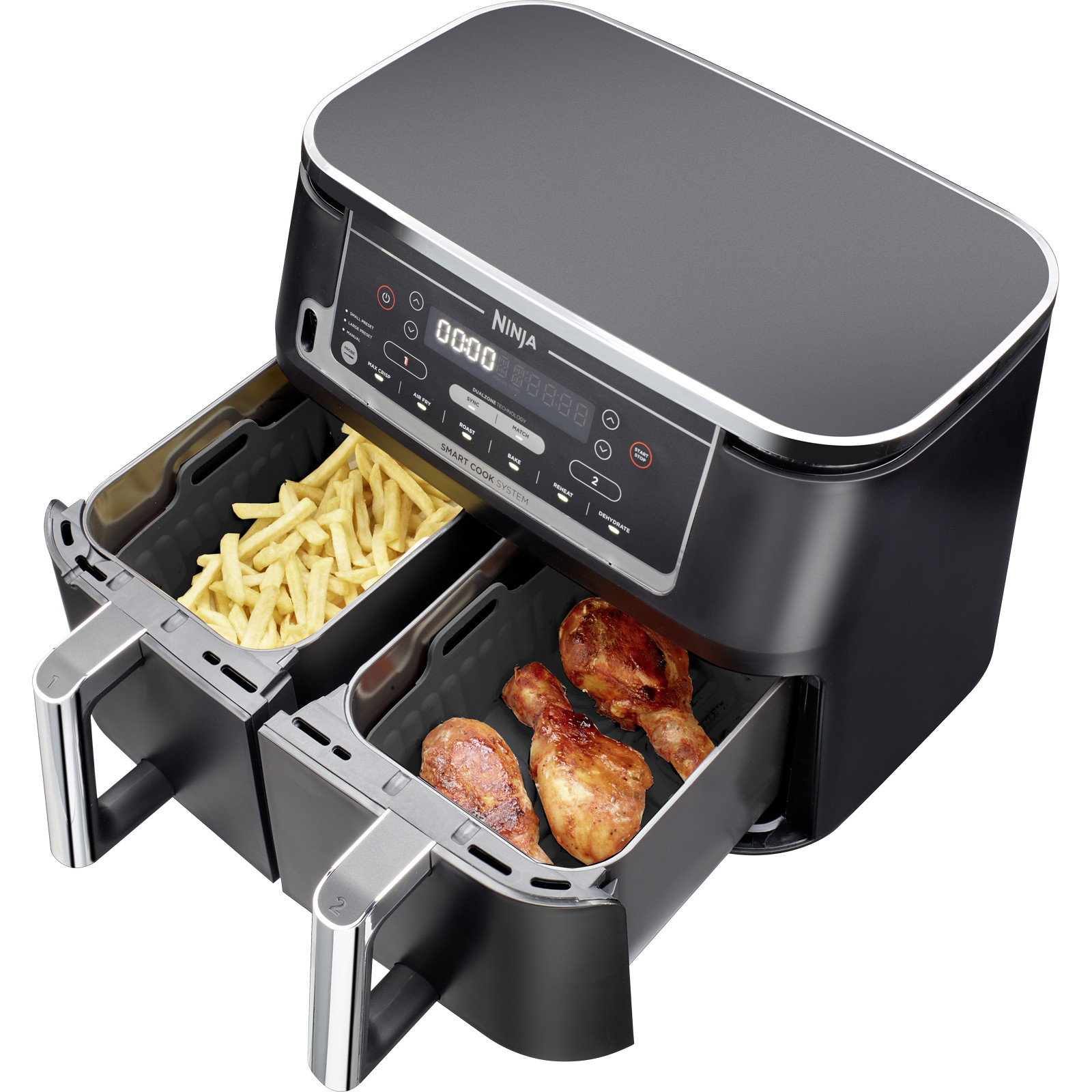 Schwarze Ninja Heißluftfritteuse mit zwei Schubladen: eine mit Pommes frites, die andere mit Hähnchenschenkeln.