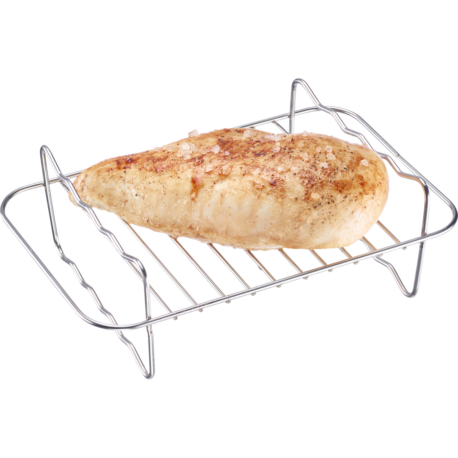 Eine gegrillte Hähnchenbrust mit grobem Salz auf einem kleinen Metallrost vor weißem Hintergrund.