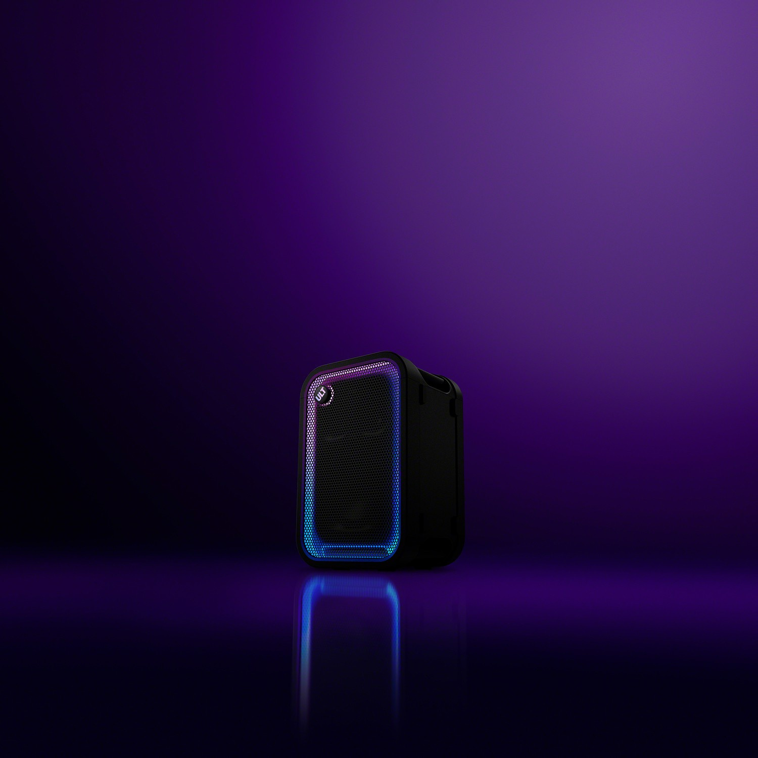 Un altoparlante portatile nero con luci blu e viola su una superficie riflettente con sfondo viola.