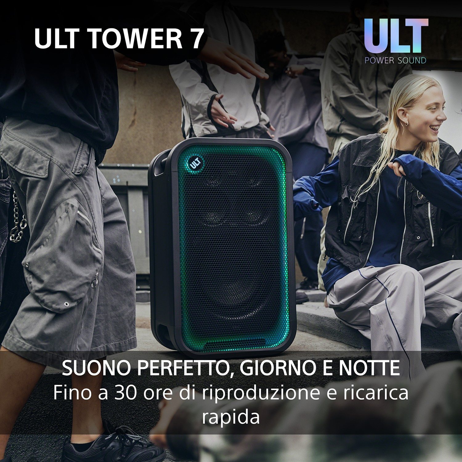 Un altoparlante ULT TOWER 7 con luce verde brilla mentre le persone ballano.