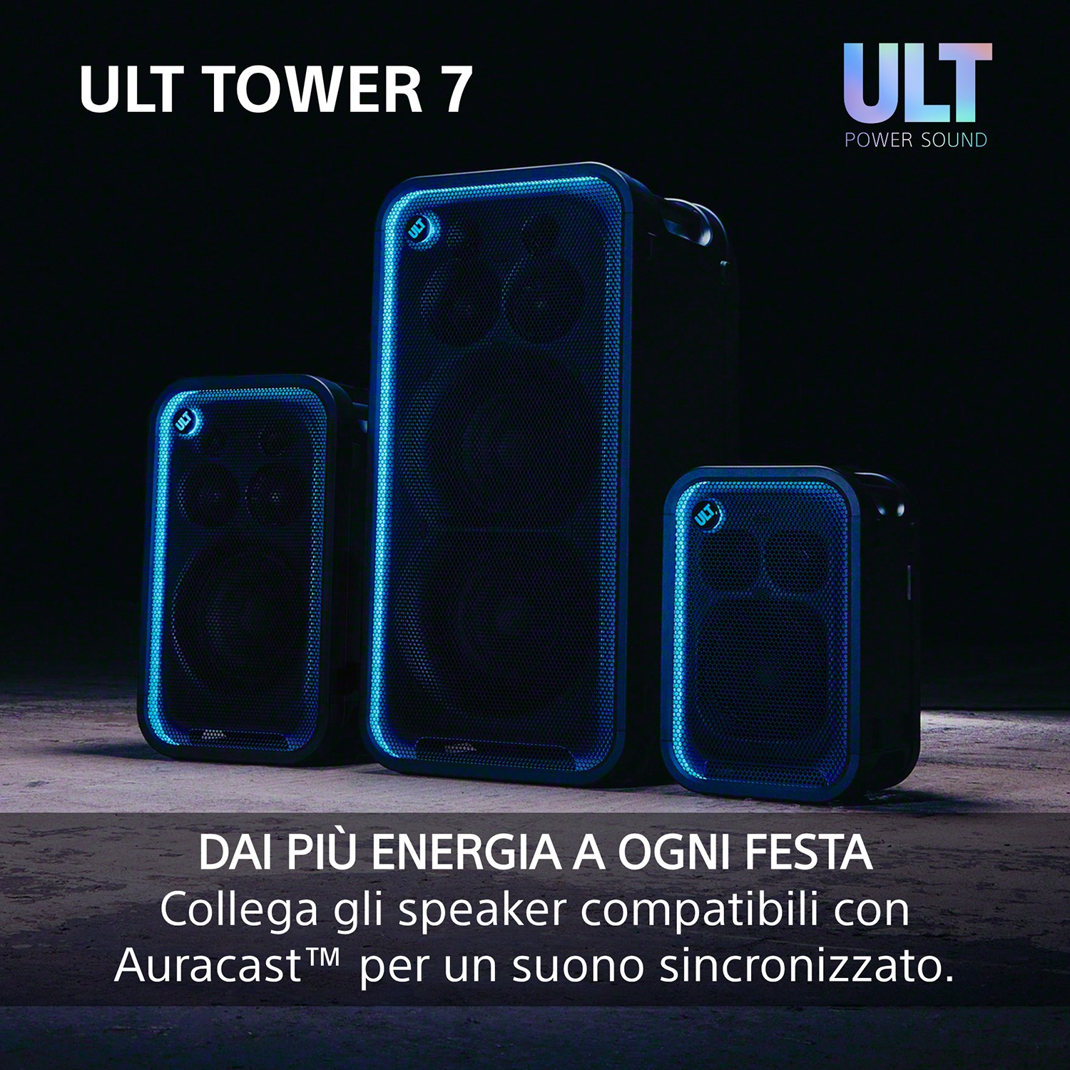 Tre altoparlanti neri per feste con bordi luminosi blu su una superficie scura.