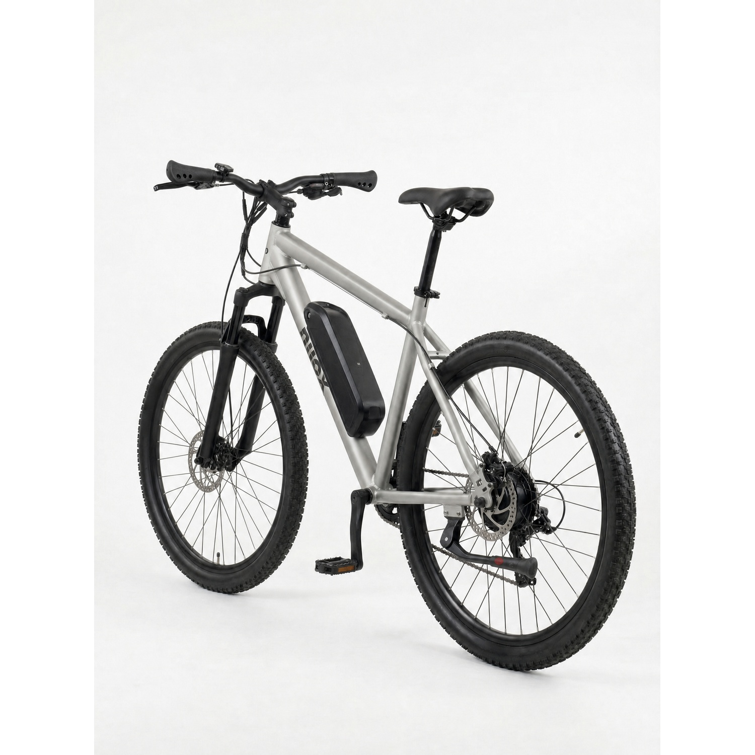 Mountain bike elettrica argentata con batteria nera montata sul telaio su sfondo bianco.