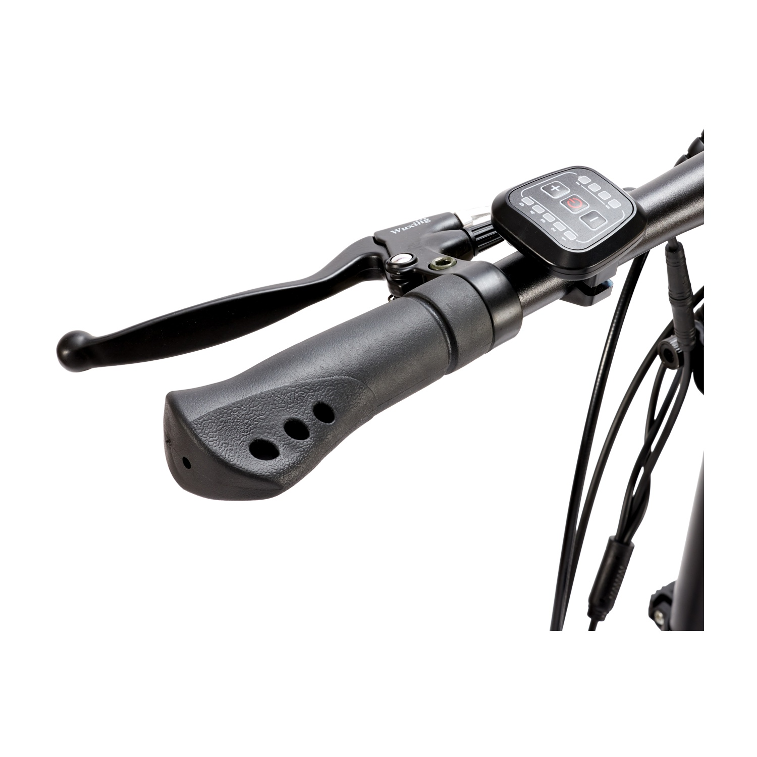 Manubrio per e-bike nero con impugnatura ergonomica, leva del freno, display digitale e cavi su sfondo bianco.