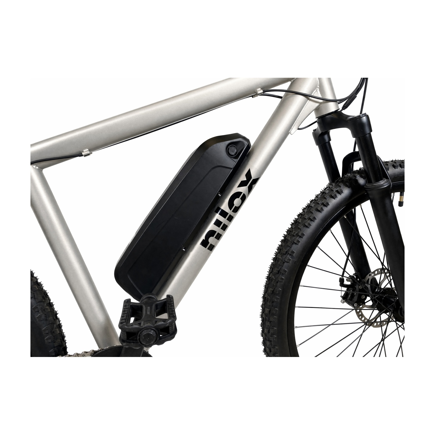 E-bike argentata con batteria nera integrata sul telaio, forcella anteriore e pneumatici tassellati.