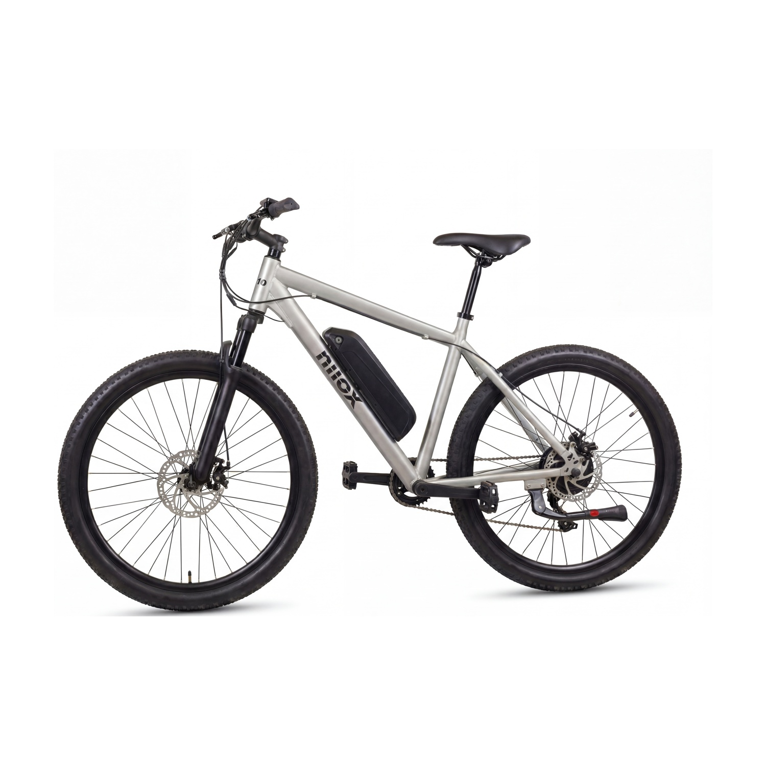 Una mountain bike elettrica argentata con batteria nera sul telaio su sfondo bianco.