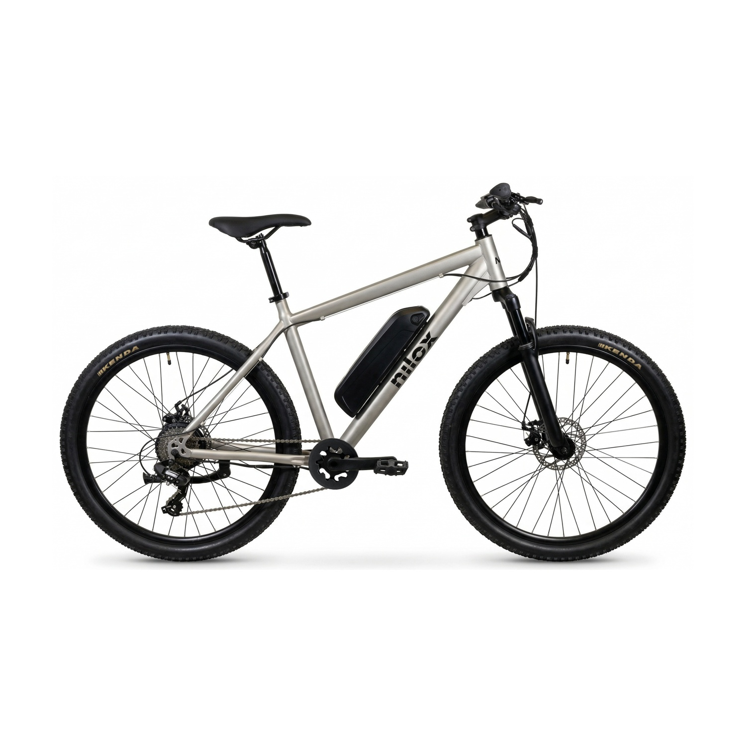 Una mountain bike elettrica argentata con batteria nera sul telaio, pneumatici neri e sfondo bianco.