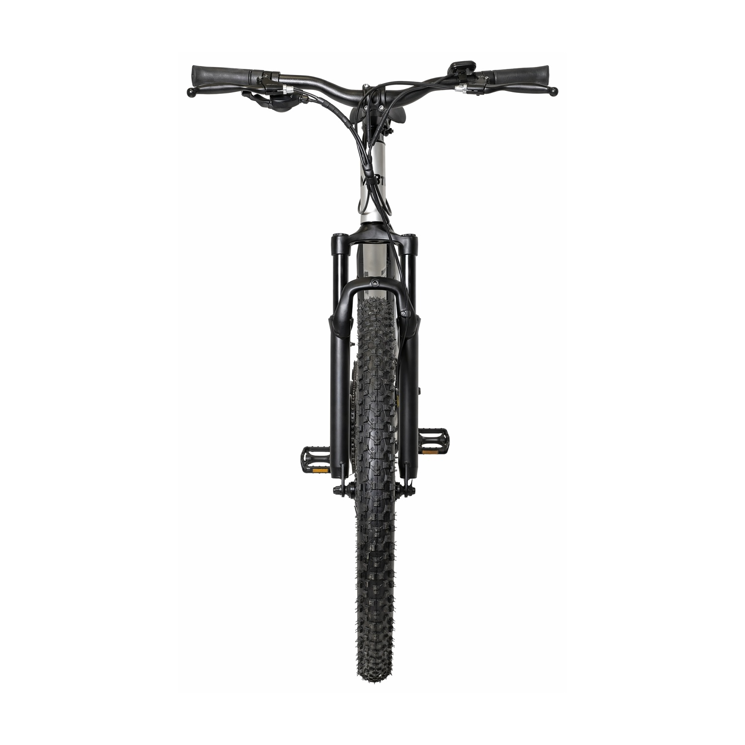 Vista frontale di una mountain bike nera su sfondo bianco, con pneumatici tassellati e manubrio dritto.