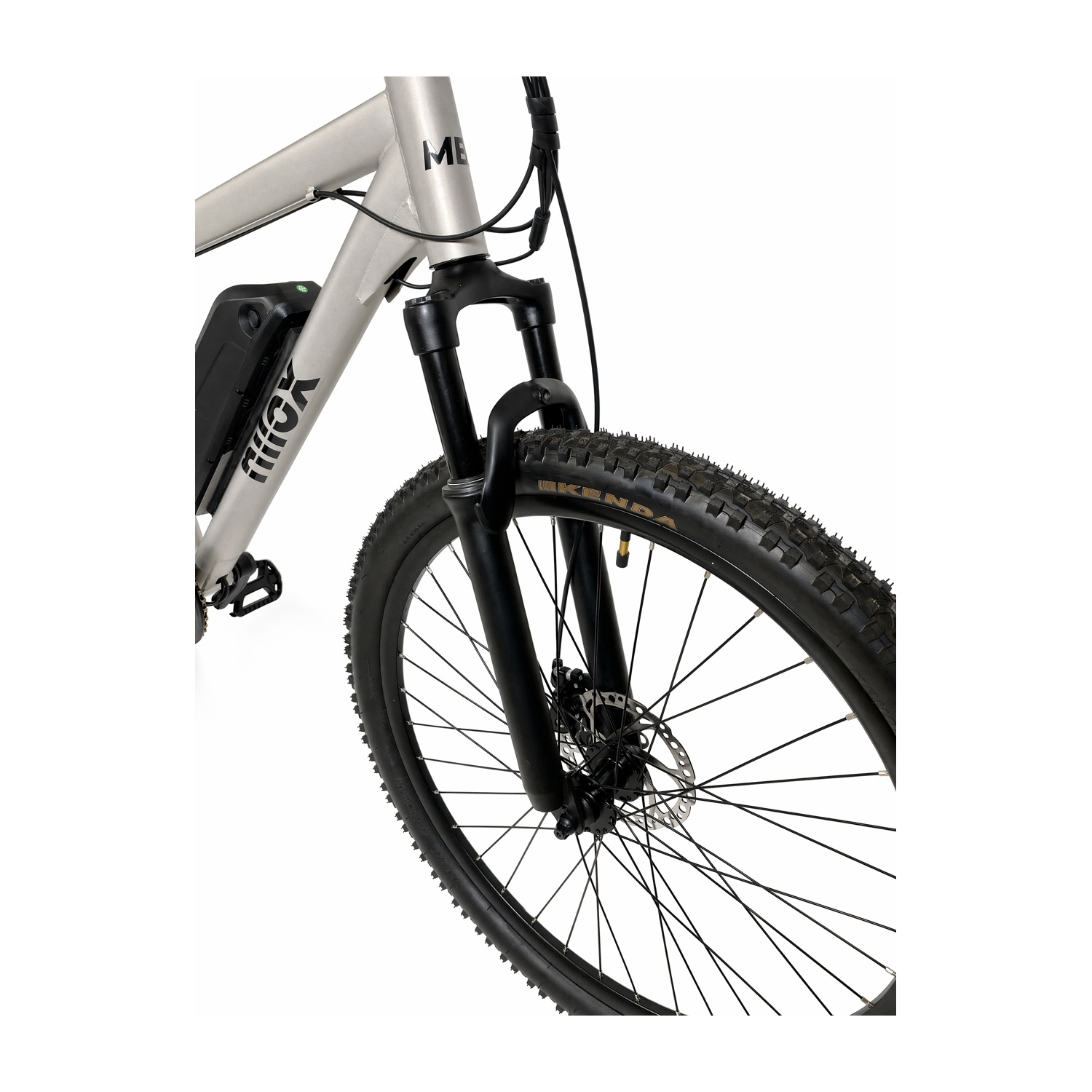 Primo piano della parte anteriore di una bicicletta elettrica argentata con sospensioni nere e copertoni tassellati.