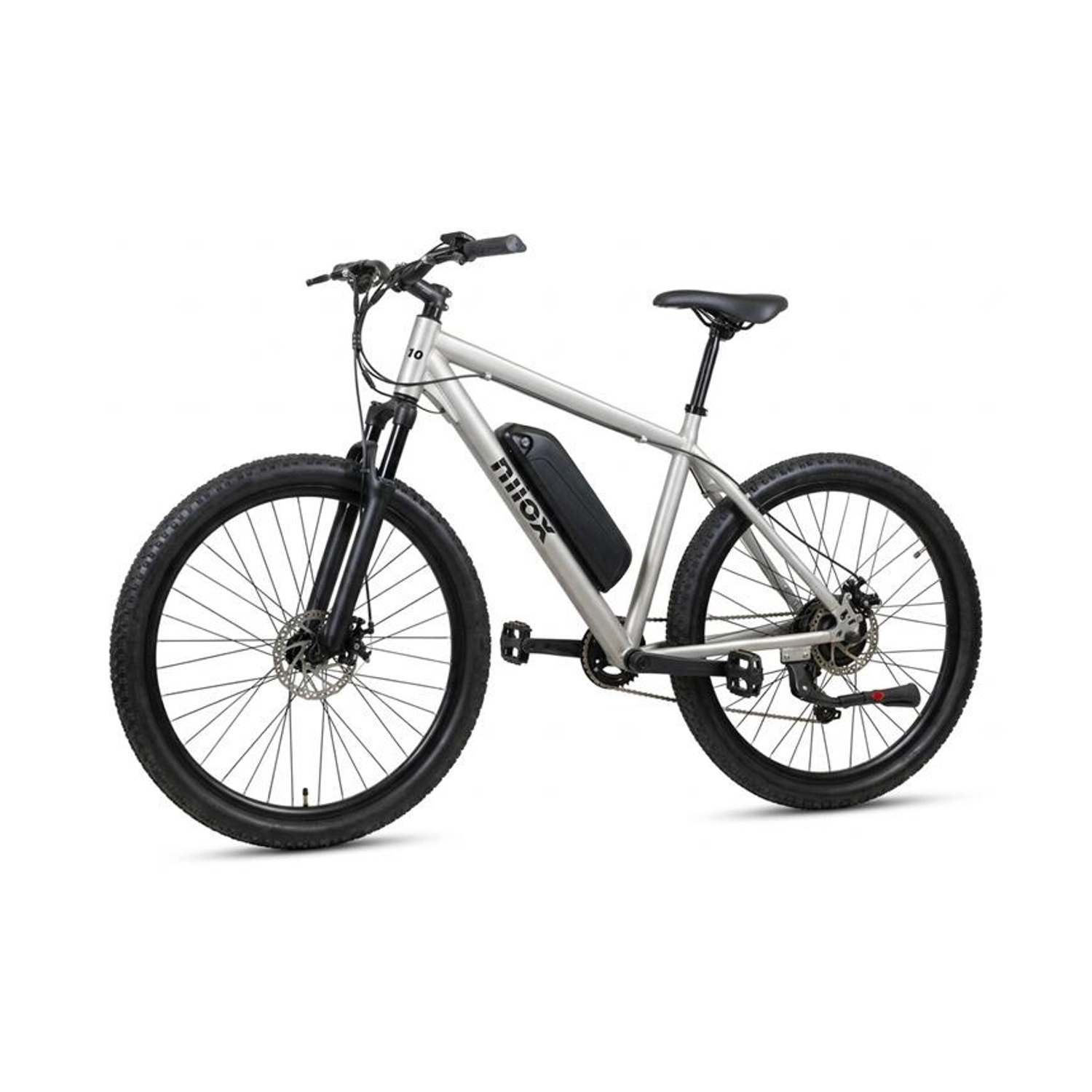 Una bicicletta elettrica argentata con batteria nera e grandi pneumatici su fondo bianco.