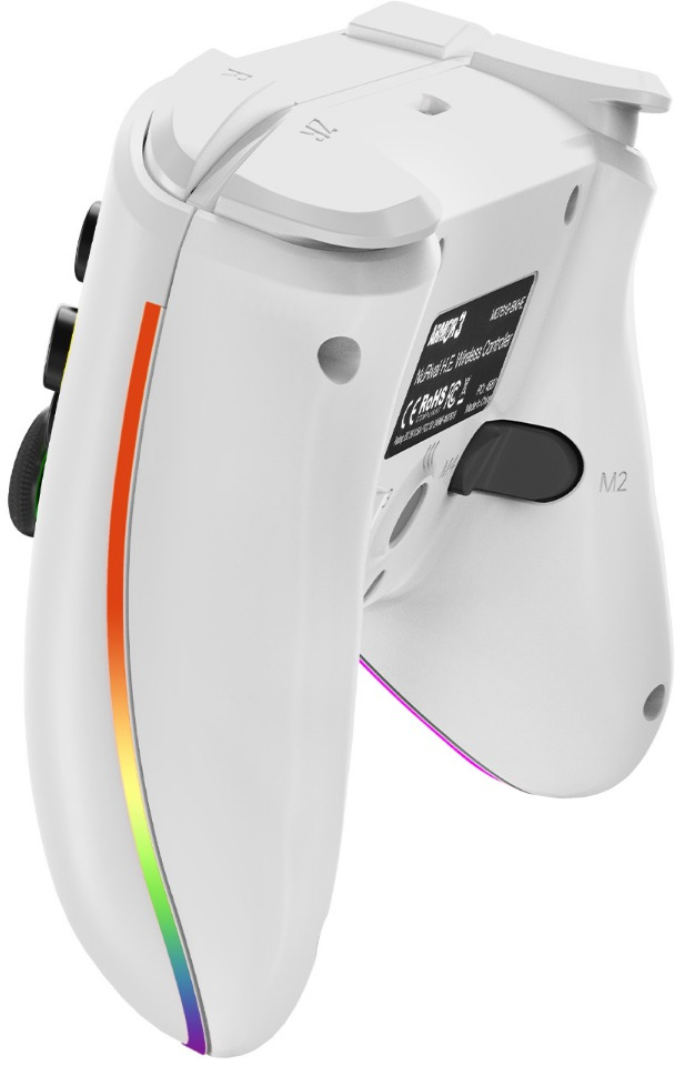 Egy fehér vezeték nélküli kontroller hátulnézete RGB fénysávval és hátlapi gombokkal.