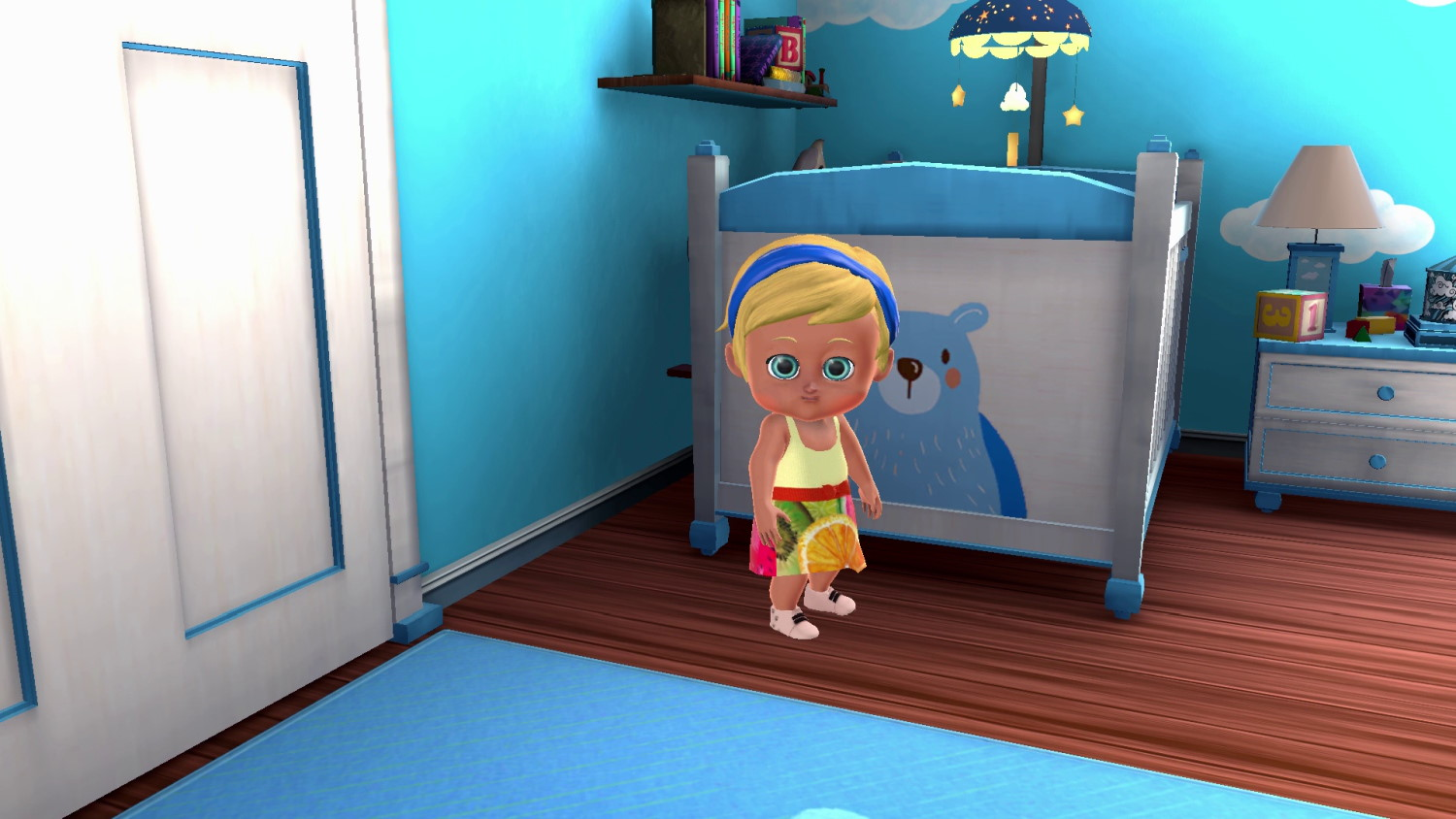 Ein Kleinkind steht in einem blau gestalteten Kinderzimmer mit Gitterbett, Wickeltisch und blauem Teppich.