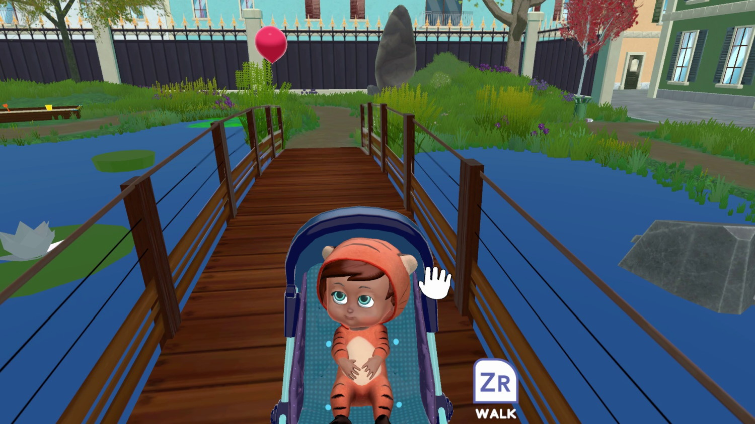 Ein Baby in einem Tigerkostüm sitzt in einem blauen Kinderwagen auf einer Holzbrücke über einem blauen Teich.