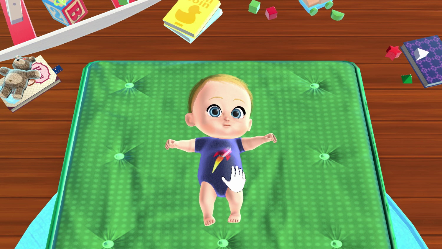Ein kleines Baby mit blauem Strampler liegt auf einer grünen Matte, umgeben von Spielzeug auf Holzboden.