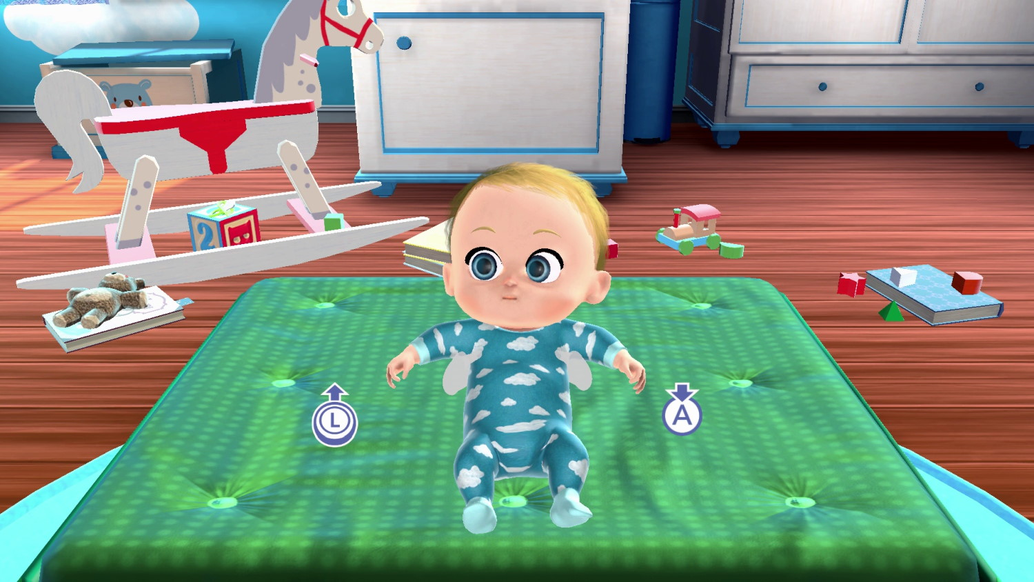 Baby in blauem Wolkenanzug sitzt auf einer grünen Matte in einem Kinderzimmer.