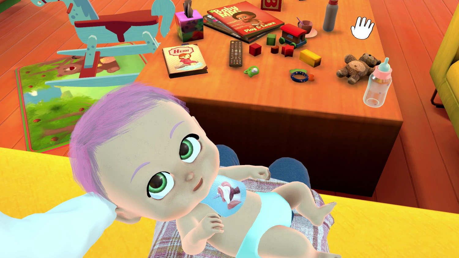 Ein süßes Baby mit lila Haaren und großen grünen Augen sitzt im Schoß, mit Spielzeug auf dem Tisch im Hintergrund.