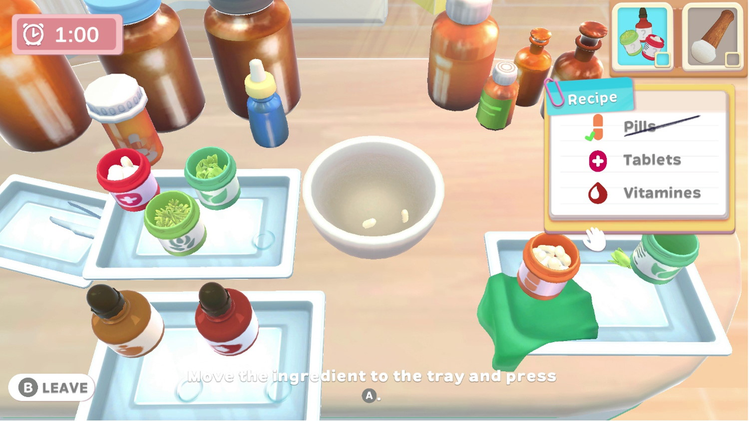 Uno schermo di videogioco mostra un banco da farmacia con ricetta, mortaio e pillole.