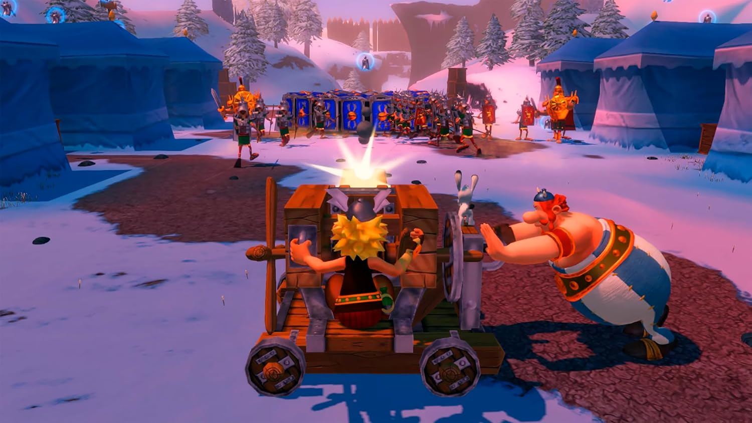 Asterix und Obelix bedienen eine hölzerne Waffe in einer winterlichen Lagerumgebung.