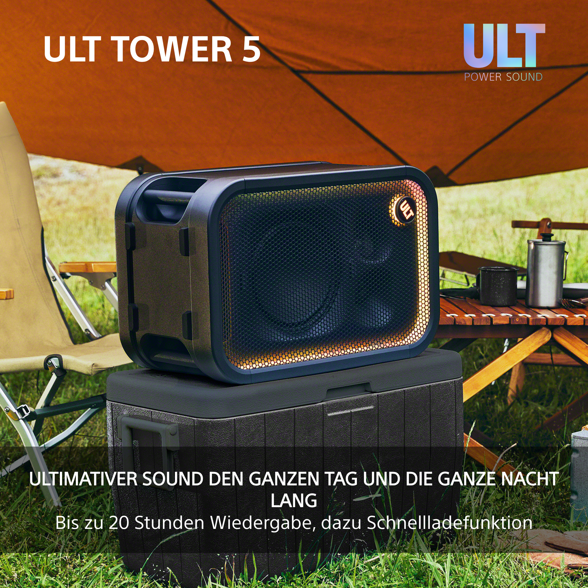 Ein ULT TOWER 5 Bluetooth-Lautsprecher steht auf einer Kühlbox im Freien mit Zelt und Stuhl im Hintergrund.