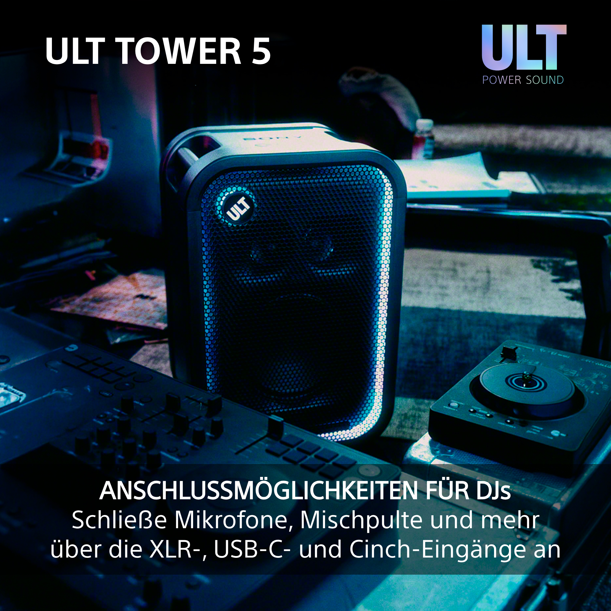 Beleuchteter Sony ULT Tower 5 Lautsprecher neben DJ-Mischpult in einem abgedunkelten Raum mit Text.