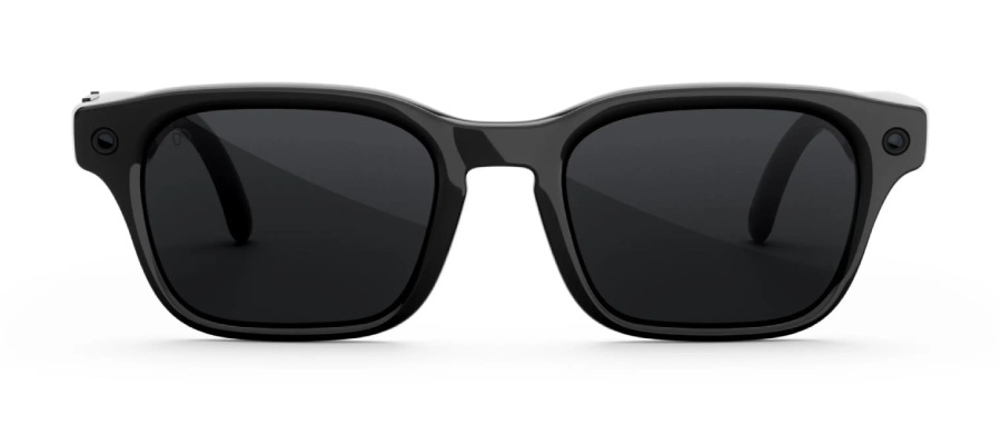 Un par de elegantes gafas inteligentes negras con lentes oscuras, vistas desde el frente sobre un fondo blanco.