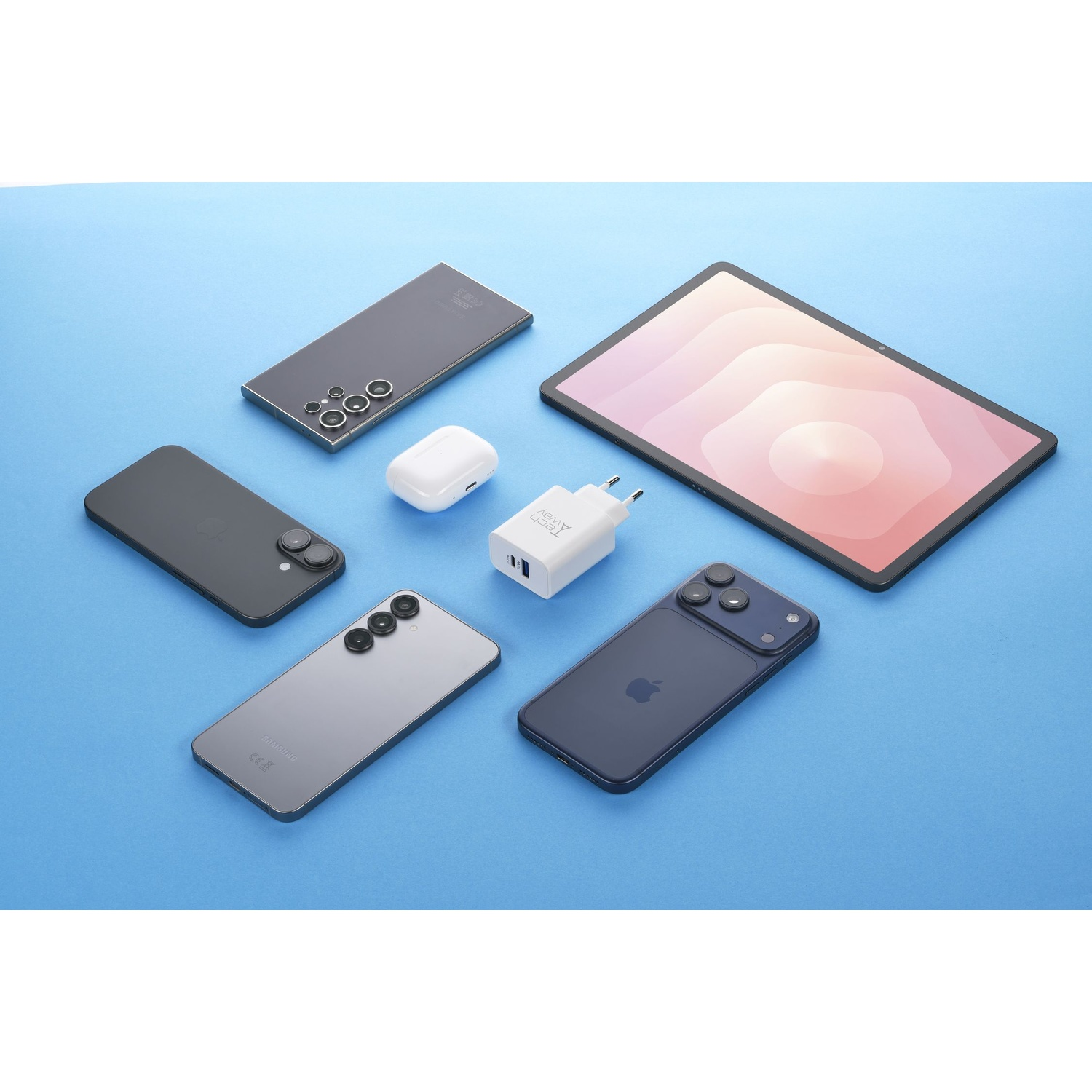 Un tablet, quattro smartphone, auricolari bianchi e un caricatore su sfondo blu.