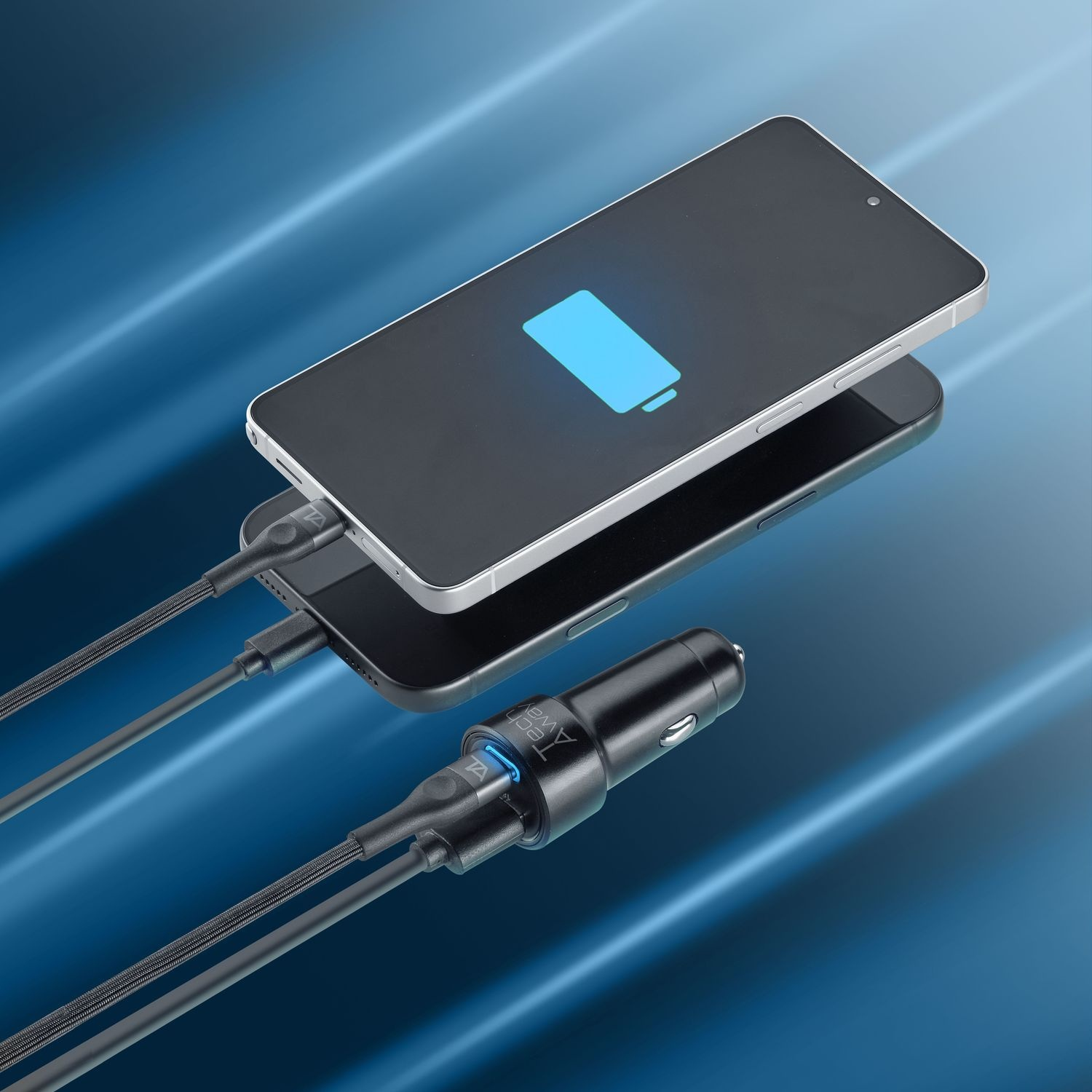Un caricabatterie per auto con due cavi collegati carica due smartphone su sfondo blu.