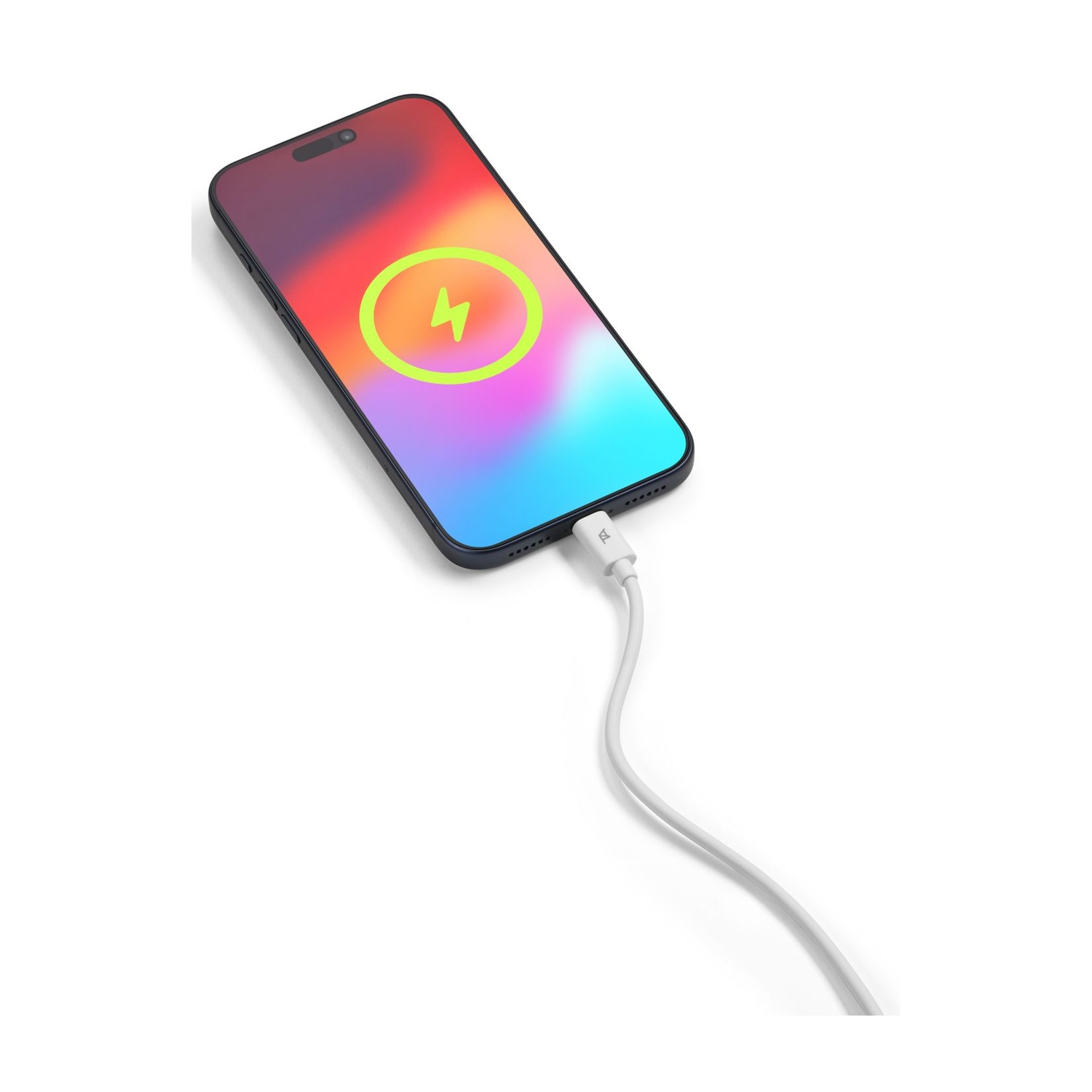 Uno smartphone si ricarica in modalità wireless con un cavo bianco collegato in basso, su sfondo bianco.