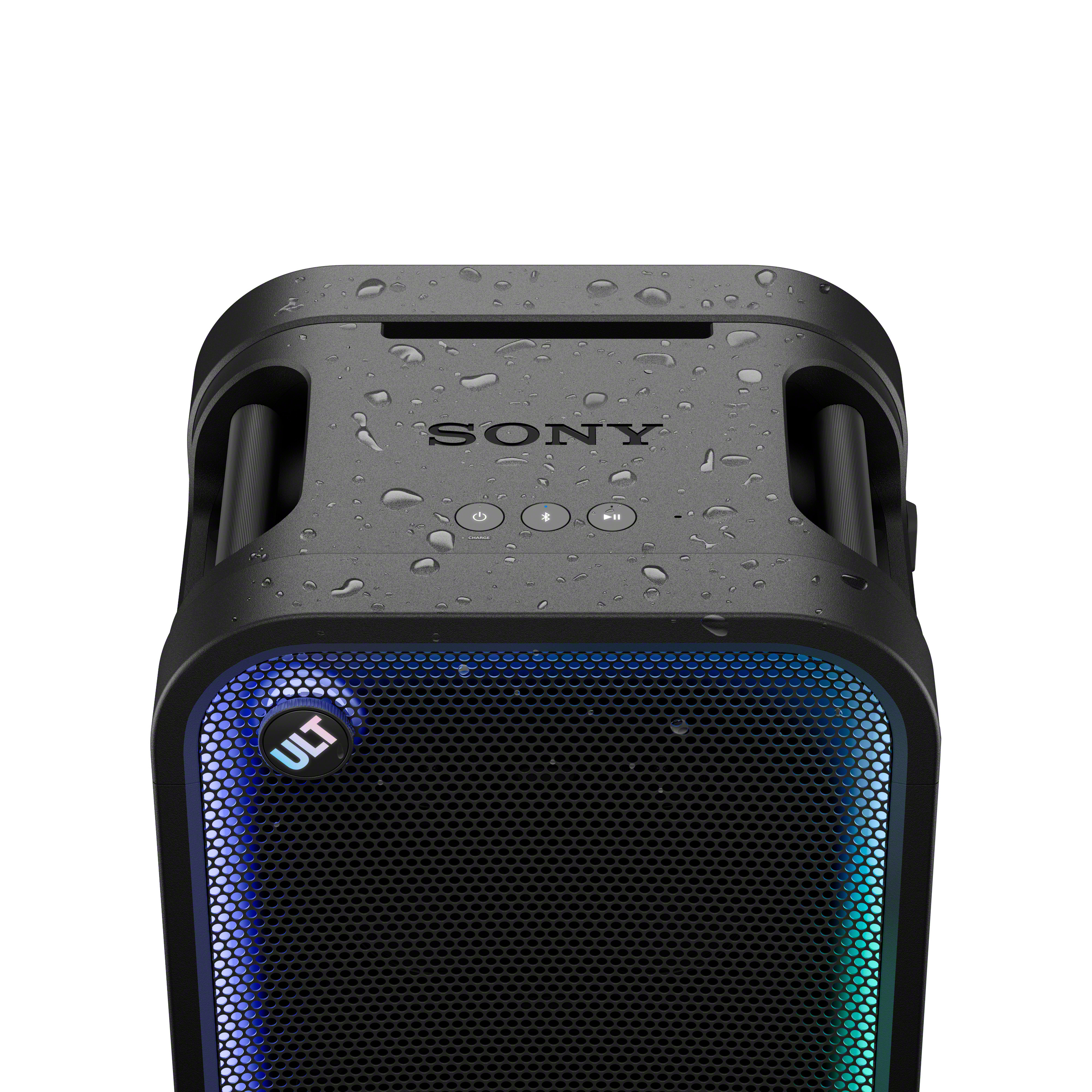Wassertropfen auf der Oberseite des schwarzen Sony-Lautsprechers mit beleuchtetem ULT-Knopf.