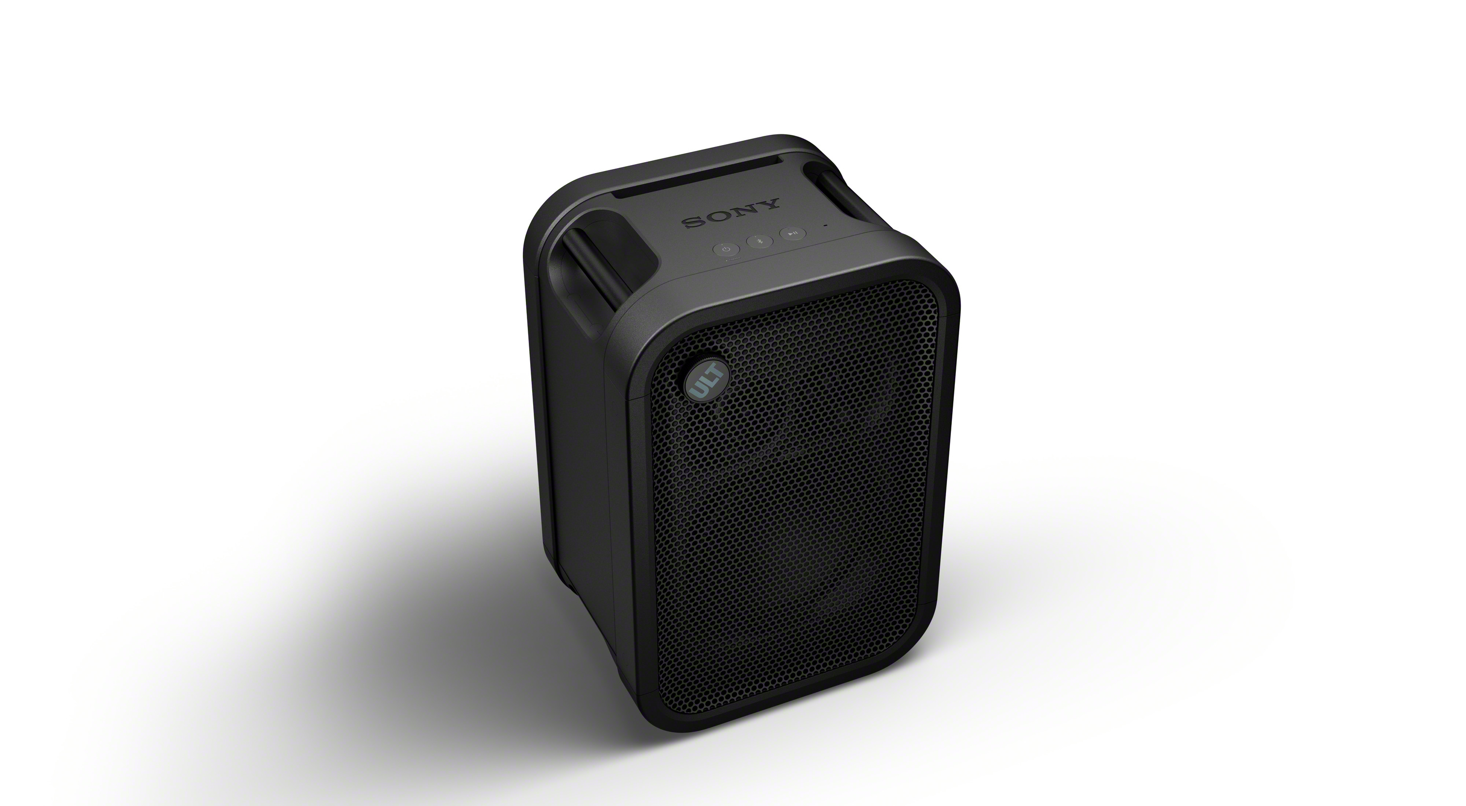 Ein tragbarer schwarzer Sony-Bluetooth-Lautsprecher steht isoliert auf weißem Hintergrund.