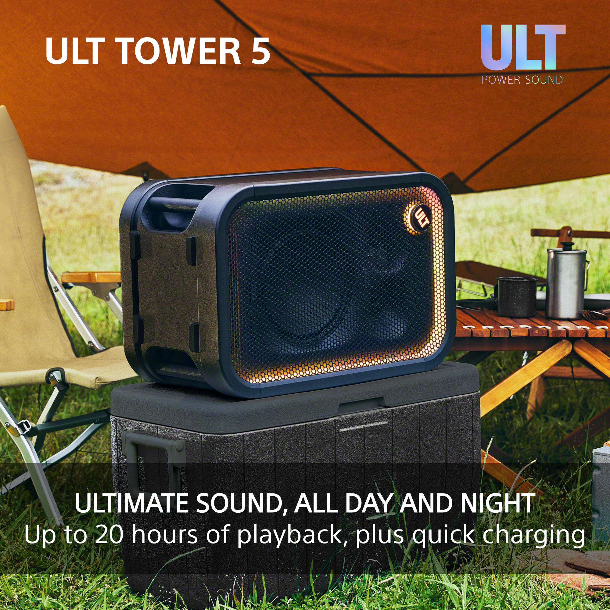 Ein ULT TOWER 5 Bluetooth-Lautsprecher steht auf einer Kühlbox im Freien beim Camping, mit Text und Zelt im Hintergrund.